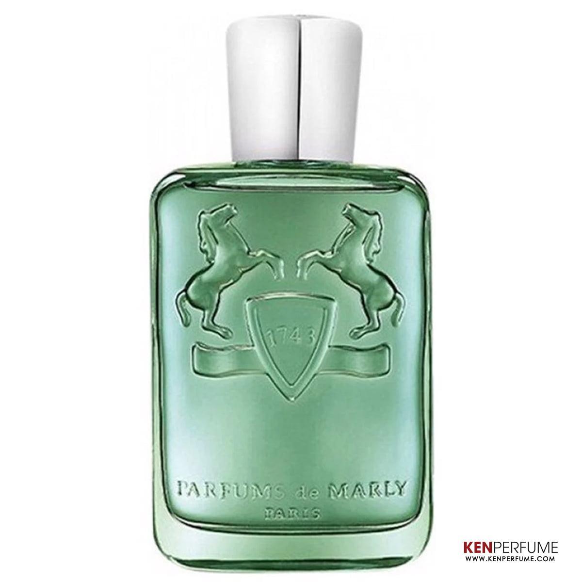 Canh mot nguoi dang xit nuoc hoa Parfums de Marly Greenley trong khong gian ngoai troi mua he